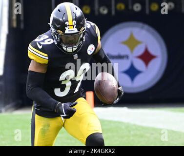 Pittsburgh, Stati Uniti. 02nd Ott 2022. Pittsburgh Steelers Safety Minkah Fitzpatrick (39) intercetta e restituisce la palla ai quattro yard line nel terzo trimestre contro i New York Jets all'Acrisure Stadium Domenica, 2 ottobre 2022 a Pittsburgh Photo by Archie Carpenter/UPI Credit: UPI/Alamy Live News Foto Stock