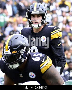 Pittsburgh, Stati Uniti. 02nd Ott 2022. Kenny Pickett (8) assume il ruolo di quartback nel terzo trimestre contro i New York Jets all'Acrisure Stadium di domenica 2 ottobre 2022 a Pittsburgh Photo by Archie Carpenter/UPI Credit: UPI/Alamy Live News Foto Stock