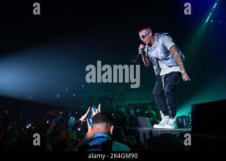 Eboli, Italia. 01st Ott 2022. Sfera Ebasta durante STERA EBBasta - FAMOSO TOUR 2022, concerto di musica italiana a Eboli, ottobre 01 2022 Credit: Independent Photo Agency/Alamy Live News Foto Stock
