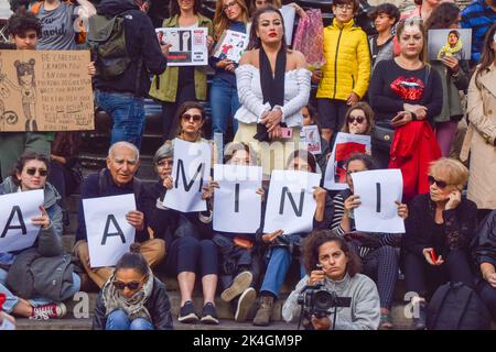 Londra, Regno Unito. 2nd ottobre 2022. Manifestanti femministi si sono riuniti a Piccadilly Circus nel quadro delle proteste in corso per chiedere giustizia a Mahsa Amini e ad altre vittime del regime iraniano, e per chiedere i diritti e la libertà delle donne in Iran. Credit: Vuk Valcic/Alamy Live News Foto Stock