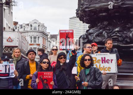 Londra, Regno Unito. 2nd ottobre 2022. Manifestanti femministi si sono riuniti a Piccadilly Circus nel quadro delle proteste in corso per chiedere giustizia a Mahsa Amini e ad altre vittime del regime iraniano, e per chiedere i diritti e la libertà delle donne in Iran. Credit: Vuk Valcic/Alamy Live News Foto Stock