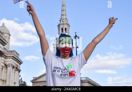 Londra, Regno Unito. 2nd ottobre 2022. I manifestanti si sono riuniti a Trafalgar Square nell'ambito delle proteste in corso per chiedere giustizia a Mahsa Amini e ad altre vittime del regime iraniano e per chiedere diritti e libertà alle donne in Iran. Credit: Vuk Valcic/Alamy Live News Foto Stock