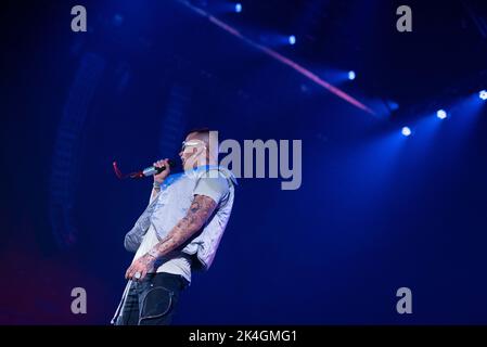 Eboli, Italia. 01st Ott 2022. Sfera Ebasta durante STERA EBBasta - FAMOSO TOUR 2022, concerto di musica italiana a Eboli, ottobre 01 2022 Credit: Independent Photo Agency/Alamy Live News Foto Stock