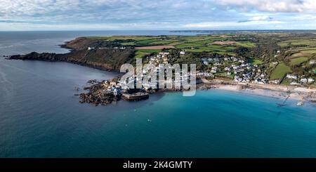 Vista panoramica aerea del pittoresco villaggio di pescatori della Cornovaglia di Coverack, nel Regno Unito, con porto e baia d'acqua Foto Stock
