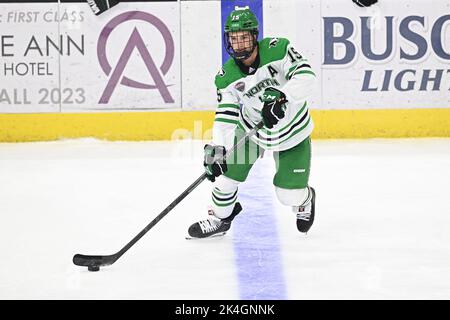 Ethan Frisch (15), difensore dei Fighting Hawks del North Dakota, cerca di superare il puck durante una partita di hockey da uomo tra l'Università di Manitoba Bison e l'Università del North Dakota Fighting Hawks presso la Ralph Engelstad Arena, Grand Forks, ND, sabato 1 ottobre 2022. Di Russell Hons/CSM Foto Stock