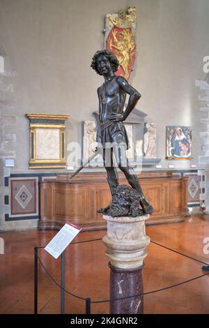 Statua del David di Andrea del Verrocchio nel Museo del Bargello Firenze Italia Foto Stock