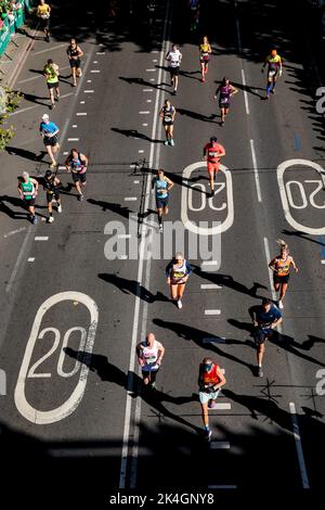 Londra, Regno Unito. 02nd Ott 2022. I partecipanti alla maratona di Londra TCS 2022 si sono riuniti a Londra, Regno Unito, il 2 ottobre 2022. Quasi 42 mila corridori partecipano al concorso 2022. (Foto di Dominika Zarzycka/Sipa USA) Credit: Sipa USA/Alamy Live News Foto Stock