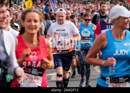Londra Regno Unito, 2 ottobre 2022. Più di 40.000 partecipanti si recano nelle strade della capitale per la 42a Maratona di Londra. L'evento che attira atleti d'élite raccoglie milioni di sterline in beneficenza grazie alla partecipazione di atleti di club e fitness, oltre a coloro che vogliono solo affrontare la sfida di 26 miglia. Foto Stock
