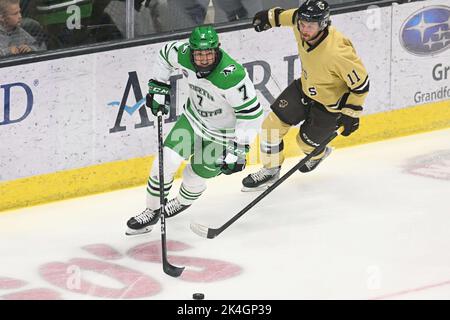 Il difensore dei North Dakota Fighting Hawks Chris Jandric (7) pattina con il puck durante una partita di hockey da uomo NCAA tra l'Università di Manitoba Bison e l'Università del North Dakota Fighting Hawks presso la Ralph Engelstad Arena, Grand Forks, ND, sabato 1 ottobre 2022. Di Russell Hons/CSM Foto Stock