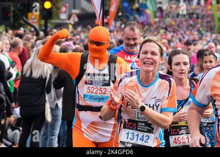 Londra UK, 2nd ottobre 2022. Più di 40.000 partecipanti scendono per le strade della capitale per la Maratona di Londra del 42nd. L'evento, che attrae i corridori d'élite e gli atleti in sedia a rotelle, solleva milioni di sterline per beneficenza grazie alla partecipazione dei corridori di club e fitness insieme a quelli che vogliono affrontare la sfida di 26 miglia. Foto Stock