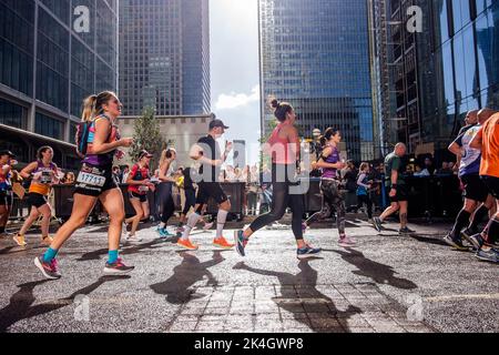 Londra UK, 2nd ottobre 2022. Più di 40.000 partecipanti scendono per le strade della capitale per la Maratona di Londra del 42nd. L'evento, che attrae i corridori d'élite e gli atleti in sedia a rotelle, solleva milioni di sterline per beneficenza grazie alla partecipazione dei corridori di club e fitness insieme a quelli che vogliono affrontare la sfida di 26 miglia. I corridori si dirigono attraverso il Canary Wharf e l'ex area dei docklands lungo il percorso della Maratona di Londra. Foto Stock