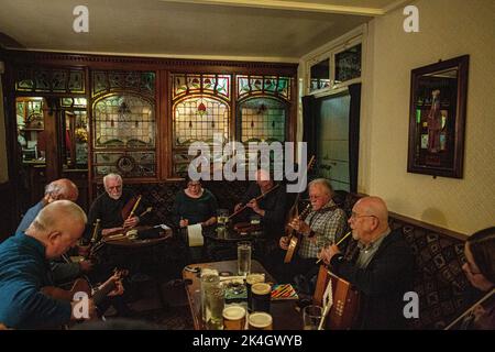 Sessione di musica tradizionale al Peveril of the Peak Pub di Great Bridgewater St, Manchester, Regno Unito Foto Stock