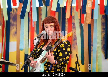 YOUNG, CANTANTE HOLLIE, ADWAITH: La giovane band gallese Adwaith suona la Rough Trade Tent al Green Man Festival 2019 in Galles, Regno Unito. Foto di Rob Watkins. Foto Stock