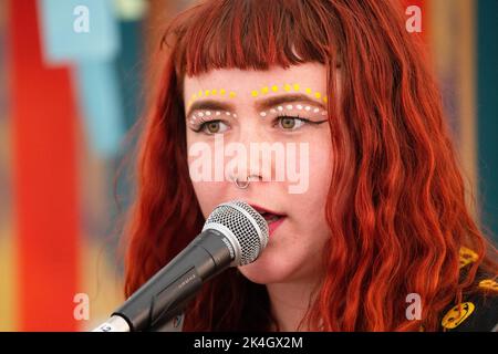 YOUNG, CANTANTE HOLLIE, ADWAITH: La giovane band gallese Adwaith suona la Rough Trade Tent al Green Man Festival 2019 in Galles, Regno Unito. Foto di Rob Watkins. Foto Stock