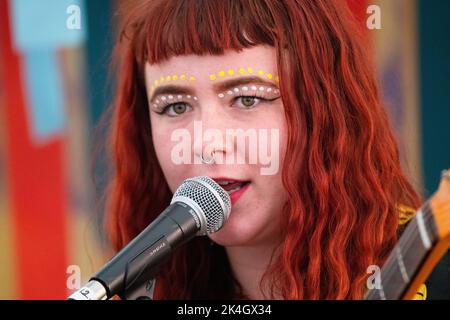 YOUNG, CANTANTE HOLLIE, ADWAITH: La giovane band gallese Adwaith suona la Rough Trade Tent al Green Man Festival 2019 in Galles, Regno Unito. Foto di Rob Watkins. Foto Stock