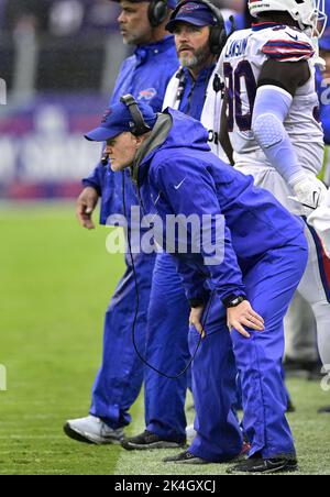 Baltimora, Stati Uniti. 02nd Ott 2022. L'allenatore capo di Buffalo Bills Sean McDermott lavora a margine contro i Baltimore Ravens durante il secondo tempo all'M&T Bank Stadium di Baltimora, Maryland, domenica 2 ottobre 2022. Buffalo ha vinto 23-20. Photo by David Tulis/UPI Credit: UPI/Alamy Live News Foto Stock