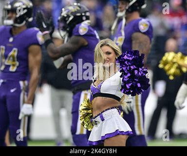 Baltimora, Stati Uniti. 02nd Ott 2022. Un cheerleader dei Baltimore Ravens si esibisce contro i Buffalo Bills durante il primo tempo all'M&T Bank Stadium di Baltimora, Maryland, domenica 2 ottobre 2022. Photo by David Tulis/UPI Credit: UPI/Alamy Live News Foto Stock