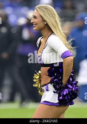 Baltimora, Stati Uniti. 02nd Ott 2022. Un cheerleader dei Baltimore Ravens si esibisce contro i Buffalo Bills durante il primo tempo all'M&T Bank Stadium di Baltimora, Maryland, domenica 2 ottobre 2022. Photo by David Tulis/UPI Credit: UPI/Alamy Live News Foto Stock