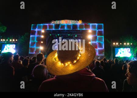 LUCI DELLE FATE, CAPPELLO DI PAGLIA, FESTIVAL MUSICALE: Incredibile atmosfera notturna del palco principale del concerto al Green Man Festival 2019 in Galles, Regno Unito. Foto: Rob Watkins Foto Stock