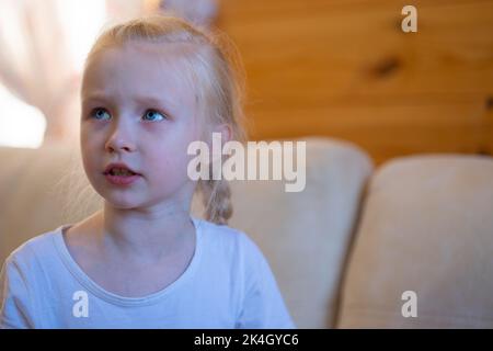 La bambina grida di dolore e risentimento. . Foto di alta qualità Foto Stock