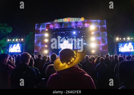 LUCI DELLE FATE, CAPPELLO DI PAGLIA, FESTIVAL MUSICALE: Incredibile atmosfera notturna del palco principale del concerto al Green Man Festival 2019 in Galles, Regno Unito. Foto: Rob Watkins Foto Stock