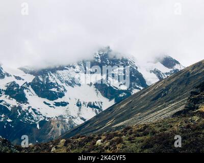 Una vista paesaggistica naturale delle pallide montagne di Zero Point coperte di neve Foto Stock