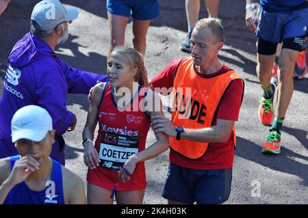 Londra, Regno Unito. 2nd Ott 2022. Louzanne Coetzee Louzanne Coetzee (Londra, 18 aprile 1993) è un atleta sudafricano cieco. Corridori dopo aver attraversato la linea di arrivo. Credit: JOHNNY ARMSTEAD/Alamy Live News Foto Stock