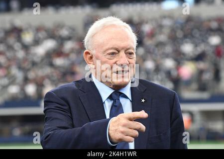 Arlington, Stati Uniti. 02nd Ott 2022. Jerry Jones, proprietario e direttore generale dei Dallas Cowboys, si è divertito prima di una partita della NFL all'AT&T Stadium di Arlington, Texas, domenica 2 ottobre 2022. Foto di Ian Halperin/UPI Credit: UPI/Alamy Live News Foto Stock