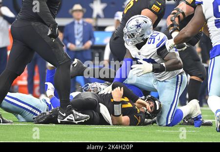 Arlington, Stati Uniti. 02nd Ott 2022. I Dallas Cowboys DeMarcus Lawrence saccheggia i Washington Commanders Carson Wentz durante la loro partita NFL all'AT&T Stadium di Arlington, Texas, domenica 2 ottobre 2022. Foto di Ian Halperin/UPI Credit: UPI/Alamy Live News Foto Stock