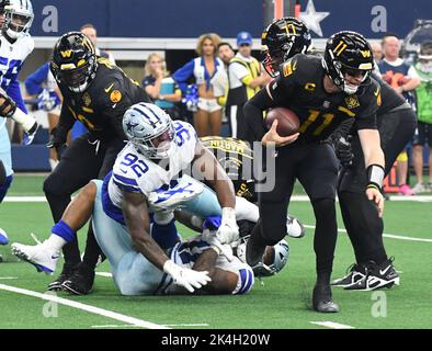 Arlington, Stati Uniti. 02nd Ott 2022. I comandanti di Washington, Carson Wentz, si allontanano dalla difesa dei Dallas Cowboys durante la loro partita di NFL all'AT&T Stadium di Arlington, Texas, domenica 2 ottobre 2022. Foto di Ian Halperin/UPI Credit: UPI/Alamy Live News Foto Stock