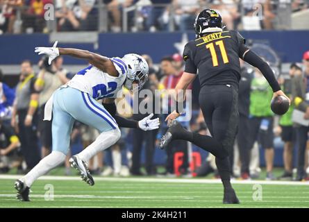 Arlington, Stati Uniti. 02nd Ott 2022. Dallas Cowboys Islreal Mukuamu Washington insegue i Comanders Casron Wentz fuori dalla tasca durante la loro partita NFL all'AT&T Stadium di Arlington, Texas, domenica 2 ottobre 2022. Foto di Ian Halperin/ Credit: UPI/Alamy Live News Foto Stock