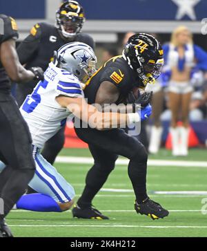 Arlington, Stati Uniti. 02nd Ott 2022. I Dallas Cowboys Leighton Vander Esch avvolge i Washington Commanders Antonio Gibson durante la loro partita NFL all'AT&T Stadium di Arlington, Texas, domenica 2 ottobre 2022. Foto di Ian Halperin/UPI Credit: UPI/Alamy Live News Foto Stock