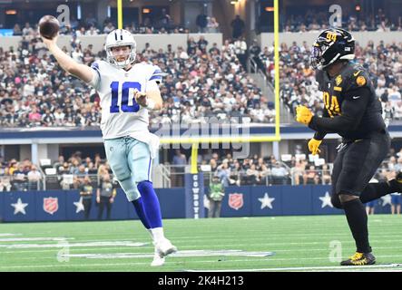 Arlington, Stati Uniti. 02nd Ott 2022. I Dallas Cowboys Cooper Rush lanciano contro i Washington Commanders durante la loro partita NFL all'AT&T Stadium di Arlington, Texas, domenica 2 ottobre 2022. Foto di Ian Halperin/UPI Credit: UPI/Alamy Live News Foto Stock