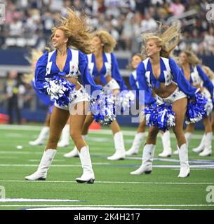 Arlington, Stati Uniti. 02nd Ott 2022. I Dallas Cowboys Cheerleaders si esibiscono durante una partita della NFL all'AT&T Stadium di Arlington, Texas, domenica 2 ottobre 2022. Foto di Ian Halperin/UPI Credit: UPI/Alamy Live News Foto Stock