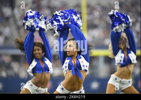 Arlington, Stati Uniti. 02nd Ott 2022. I Dallas Cowboys Cheerleaders si esibiscono durante una partita della NFL all'AT&T Stadium di Arlington, Texas, domenica 2 ottobre 2022. Foto di Ian Halperin/UPI Credit: UPI/Alamy Live News Foto Stock