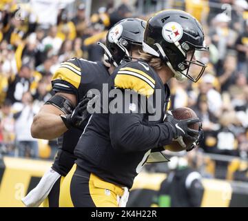 Kenny Pickett (8) celebra il suo terzo trimestre contro i New York Jets all'Acrisure Stadium domenica 2 ottobre 2022 a Pittsburgh. Foto di Archie Carpenter/UPI Foto Stock