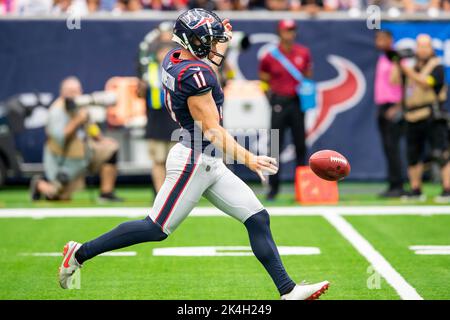 Houston, Texas, Stati Uniti. 2nd Ott 2022. Il cacciatore dei texani di Houston Cameron Johnston (11) si prende il pugno durante il 2nd° trimestre di una partita di football della NFL tra i Los Angeles Chargers e gli Houston Texans allo stadio NRG di Houston, Texas. Trask Smith/CSM/Alamy Live News Foto Stock