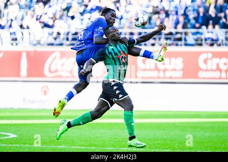 Michael Ngadeu di Gent e Kevin Denkey di Cercle hanno ritratto in azione durante una partita di calcio tra KAA Gent e Cercle Brugge, domenica 02 ottobre 2022 a Gent, il giorno 10 della prima divisione del campionato belga della 'Jupiler Pro League' 2022-2023. BELGA FOTO TOM GOYVAERTS Foto Stock