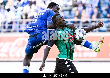 Michael Ngadeu di Gent e Kevin Denkey di Cercle hanno ritratto in azione durante una partita di calcio tra KAA Gent e Cercle Brugge, domenica 02 ottobre 2022 a Gent, il giorno 10 della prima divisione del campionato belga della 'Jupiler Pro League' 2022-2023. BELGA FOTO TOM GOYVAERTS Foto Stock