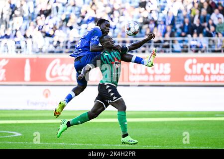 Michael Ngadeu di Gent e Kevin Denkey di Cercle hanno ritratto in azione durante una partita di calcio tra KAA Gent e Cercle Brugge, domenica 02 ottobre 2022 a Gent, il giorno 10 della prima divisione del campionato belga della 'Jupiler Pro League' 2022-2023. BELGA FOTO TOM GOYVAERTS Foto Stock