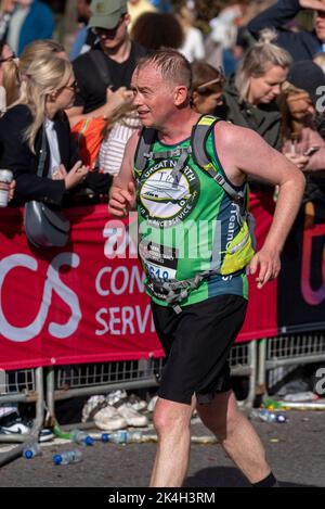 Tim Farron MP che corre nella TCS London Marathon 2022, su Tower Hill Road, City of London, UK. Lib Dems membro del Parlamento Foto Stock