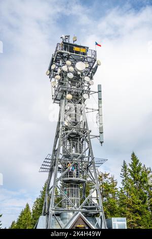 Torre panoramica sulla Cerna Hora nelle montagne giganti Foto Stock