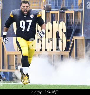 Pittsburgh, Stati Uniti. 02nd Ott 2022. Pittsburgh Steelers Defensive Tackle Cameron Heyward (97) corre sul campo prima dell'inizio dei New York Jets 24-20 vincere contro i Pittsburgh Steelers allo stadio di Acrisure domenica 2 ottobre 2022 a Pittsburgh. Foto di Archie Carpenter/UPI Credit: UPI/Alamy Live News Foto Stock