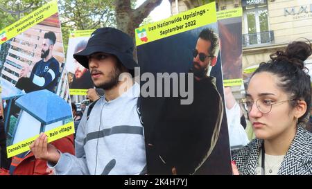 Parigi, Francia. 31st ago, 2022. I manifestanti giovanili tengono foto di due manifestanti iraniani uccisi durante le manifestazioni in Iran. A Parigi, gli iraniani dimostrano di fronte all'ambasciata iraniana, condannando la sanguinosa repressione della rivolta del popolo iraniano da parte del regime dei mullah e chiedendo che i funzionari dello Stato iraniano siano ritenuti responsabili di questi crimini. Credit: SOPA Images Limited/Alamy Live News Foto Stock