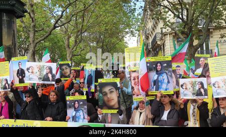 Parigi, Francia. 31st ago, 2022. I manifestanti detengono bandiere e foto dei manifestanti uccisi durante le manifestazioni in Iran. A Parigi, gli iraniani dimostrano di fronte all'ambasciata iraniana, condannando la sanguinosa repressione della rivolta del popolo iraniano da parte del regime dei mullah e chiedendo che i funzionari dello Stato iraniano siano ritenuti responsabili di questi crimini. Credit: SOPA Images Limited/Alamy Live News Foto Stock