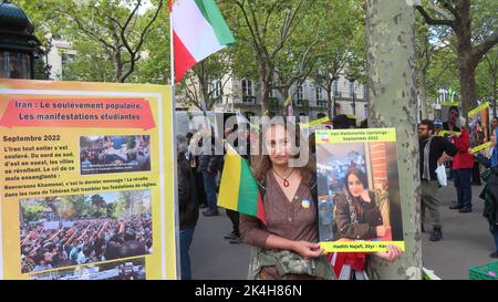 Parigi, Francia. 31st ago, 2022. Un manifestante francese ha una foto di una donna iraniana che è stata uccisa durante le manifestazioni in Iran. A Parigi, gli iraniani dimostrano di fronte all'ambasciata iraniana, condannando la sanguinosa repressione della rivolta del popolo iraniano da parte del regime dei mullah e chiedendo che i funzionari dello Stato iraniano siano ritenuti responsabili di questi crimini. Credit: SOPA Images Limited/Alamy Live News Foto Stock