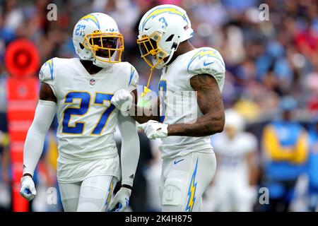 Houston, Stati Uniti. Houston, Texas, Stati Uniti. 2nd Ott 2022. Los Angeles Chargers Cornerback J.C. Jackson (27) e Los Angeles Chargers Safety Derwin James Jr. (3) si parlano tra loro durante il terzo trimestre del gioco tra gli Houston Texans e i Los Angeles Chargers al NRG Stadium di Houston, Texas, il 2 ottobre 2022. (Credit Image: © Erik Williams/ZUMA Press Wire) Credit: ZUMA Press, Inc./Alamy Live News Foto Stock