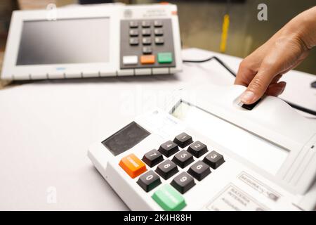 Brasile. 01st Ott 2022. In questa foto, un elettore registra la propria biometria per votare durante le elezioni. (Foto di Rafael Henrique/SOPA Images/Sipa USA) Credit: Sipa USA/Alamy Live News Foto Stock