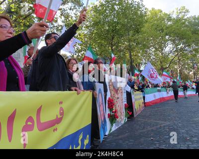 Parigi, Francia. 31st ago, 2022. I manifestanti tengono foto, bandiere e striscioni mentre cantano slogan come la morte al dittatore e la morte a Khamenei durante una manifestazione a Parigi. A Parigi, gli iraniani dimostrano di fronte all'ambasciata iraniana, condannando la sanguinosa repressione della rivolta del popolo iraniano da parte del regime dei mullah e chiedendo che i funzionari dello Stato iraniano siano ritenuti responsabili di questi crimini. (Foto di Siavosh Hosseini/SOPA Images/Sipa USA) Credit: Sipa USA/Alamy Live News Foto Stock