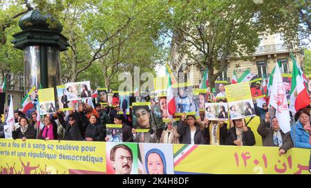 Parigi, Francia. 31st ago, 2022. I manifestanti detengono bandiere e foto dei manifestanti uccisi durante le manifestazioni in Iran. A Parigi, gli iraniani dimostrano di fronte all'ambasciata iraniana, condannando la sanguinosa repressione della rivolta del popolo iraniano da parte del regime dei mullah e chiedendo che i funzionari dello Stato iraniano siano ritenuti responsabili di questi crimini. (Foto di Siavosh Hosseini/SOPA Images/Sipa USA) Credit: Sipa USA/Alamy Live News Foto Stock